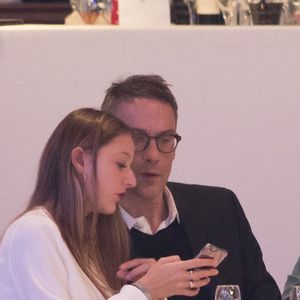Passionnée de mode, elle partage régulièrement ses looks et collabore avec plusieurs marques.

Julien Courbet et sa fille Lola lors du dernier jour du Longines Masters Paris à Villepinte, le 3 décembre 2017.

AGENCE / BESTIMAGE