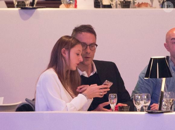 Passionnée de mode, elle partage régulièrement ses looks et collabore avec plusieurs marques.

Julien Courbet et sa fille Lola lors du dernier jour du Longines Masters Paris à Villepinte, le 3 décembre 2017.

AGENCE / BESTIMAGE