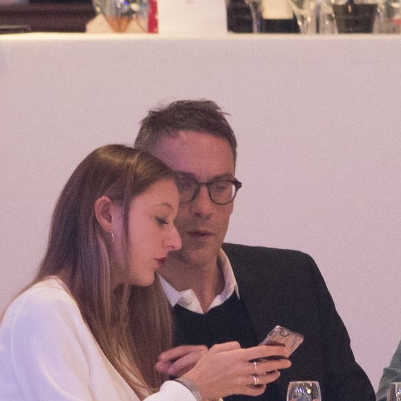 Passionnée de mode, elle partage régulièrement ses looks et collabore avec plusieurs marques.

Julien Courbet et sa fille Lola lors du dernier jour du Longines Masters Paris à Villepinte, le 3 décembre 2017.

AGENCE / BESTIMAGE