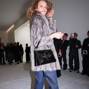 Eva Herzigova assiste à Gucci Le défilé de mode The Store pendant la Milan Fashion Week Womenswear Printemps/Été 2027 le 25 septembre 2026 à Milan, en Italie. © Lucia Sabatelli / Bestimage