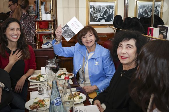 Semi-exclusif - Line Papin, Macha Meril  - Remise du Prix Vins et Livres aux Deux Magots à Paris, France, le 11 mars 2024.
28ème édition des Journées Nationales des Journées du Livre et du Vin :
7 lauréats 2024 dévoilés

Alors que la Ville de Saumur s’apprête à accueillir la 28ème édition des Journées du Livre et du Vin, se réunissait aujourd’hui l’ensemble des jurés des différents prix littéraires au Café des Deux Magots, l’emblématique Café littéraire de Saint-Germain-des-Prés. Autrefois fréquenté par des écrivains et des poètes de renom, Les Deux Magots perpétue ainsi son héritage culturel et littéraire, offrant un cadre idéal pour célébrer l’Ivresse Littéraire.
 
C’est ainsi que 7 lauréats ont été annoncés par les représentants de chaque prix : « Le carnaval sauvage », de Pierre de Cabissole a remporté le Prix Jean-Claude Brialy (Ville de Saumur) pour un premier roman salué presqu’à l’unanimité par tous les jurés dont Yann Queffélec, Brigitte Fossey, Bernard Werber et Chloé Lambert.
Pierre Bonte, co-président du Prix, en précisant que tous les livres sélectionnés étaient de grande qualité, a quant à lui révélé la lauréate du Prix Hervé Bazin (Département de Maine-et-Loire) en la personne de Jennifer Lesieur pour « Rose Valland, l’espionne à l’œuvre » en soulignant que ce récit restitue formidablement un personnage très important de l’histoire pour avoir sauvé et récupéré plus de 60000 œuvres d’art spoliés par les nazis pendant l’occupation.

Le monde de la gastronomie et du vin a été aussi distingué par le Prix Jean Carmet, qui récompense un ouvrage consacré aux plaisirs gourmands et/ou au vin. Pour ce cru 2024, il a été décerné à Pierre-Yves Quiviger pour son livre « Une philosophie du vin » (Albin Michel), un véritable coup de cœur des jurés, dont Bruno Quenioux, porte-parole, a indiqué que le livre « remet le vin au centre de notre civilisation ».
Le prix Claude Chabrol 2024, qui récompense un roman noir adaptable au cinéma, a quant à lui été attribué à Hervé Paolini pour « La mort porte conseil » par Dominique Besnehard, président du prix, qui a souligné que grâce à ce prix, de nouveaux films de veine chabrolienne naissent. En effet, « Je suis la maman du bourreau » de David Lelait-Helo primé en 2022 vient d’être adapté et réalisé. Il sera diffusé prochainement à la télévision.
Nelson Monfort, président du Prix Antoine Blondin, a annoncé le lauréat : Il s’agit d’Etienne Bonamy pour « Les forcés de la route », « un récit très bien écrit qui restitue une période historique du tour de France en 1942 sous l’occupation ».
Par ailleurs, Jean-Maurice Belayche, organisateur de l’évènement, a annoncé, aux côtés de Philippe Méaille, fondateur du Château de Montsoreau - Musée d’Art Contemporain, que le Prix François Morellet 2024, présidée par Danièle Morellet, a été attribué à Laurent Le Bon, président actuel du Centre Georges Pompidou, pour son engagement exceptionnel dans l’art contemporain.
Le « Prix René Monory » (créé en 2023 par Michèle Monory à l’occasion du centenaire de la naissance de son père René Monory) a été rebaptisé, avec l’accord de ses enfants, « Prix René et Michèle Monory » (Michèle faisait partie des victimes du crash aérien aux côtés du journaliste Gérard Leclerc en août 2023). Ce prix, qui honore un livre sur la transmission, a été annoncé par son nouveau président, Jamy Gourmaud (premier lauréat en 2023), et décerné à Etienne Klein pour « Courts-circuits ».
Enfin, pour la première fois cette année, un vigneron et de fait son vin, sera couronné à Saumur : sous la présidence de Françoise Foucault et Bruno Quenioux, le premier prix « Charlie Foucault » (célèbre vigneron à la tête du Domaine du Clos Rougeard décédé en 2015) récompensera un vigneron silencieux, humaniste et bienveillant, pour sa liberté totale devant toute idéologie, pour son enracinement dans son terroir et dont l’unique souci est l’excellence et la gourmandise de son vin.

La remise officielle de tous ces prix, en présence des lauréats, se tiendra le dimanche 14 avril 2024 à Saumur à l’occasion de la 28ème édition des Journées du Livre et du Vin, dont Les Deux Magots est partenaire. Elle est placée cette année sous le signe de la Conquête pour laquelle Yann Queffélec, président des Journées, se dit conquis ! © Jack Tribeca / Bestimage