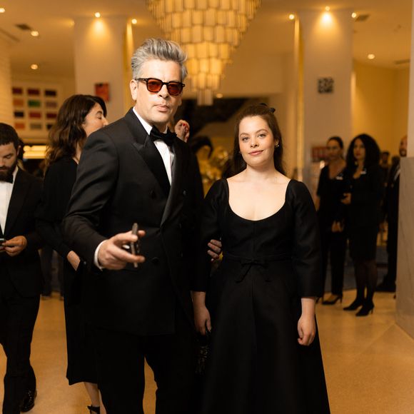 Benjamin Biolay et Anna à l'hôtel Martinez avant la montée des marches du film Indiana Jones et le cadran de la destinée lors du 76ème Festival International du Film de Cannes, le 18 mai 2023.

Photo : Tiziano Da Silva / Pierre Perusseau / Bestimage