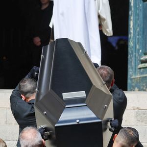 Le Cercueil du défunt - Arrivées aux obsèques de Thierry Ardisson en l’église Saint-Roch de Paris, France, le 17 juillet 2025. © Clovis-Jacovides/Bestimage