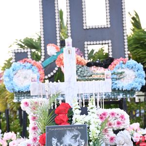 Exclusif - Hommage pour le huitième anniversaire de la mort de Johnny Hallyday au cimetière de Lorient sur l'île de Saint-Barthélemy, Antilles françaises, France, le 5 décembre 2025. © Xavier Merchet-Thau/Bestimage