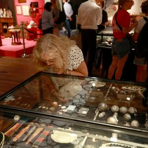 Au milieu de ce catalogue impressionnant, un bijou d'exception a enregistré l'enchère la plus haute.

Les effets personnels de Brigitte Bardot sont exposés au public avant leur vente aux enchères le 21 septembre 2026 à l’Hôtel Drouot à Paris.

 © Christophe Aubert/Bestimage
