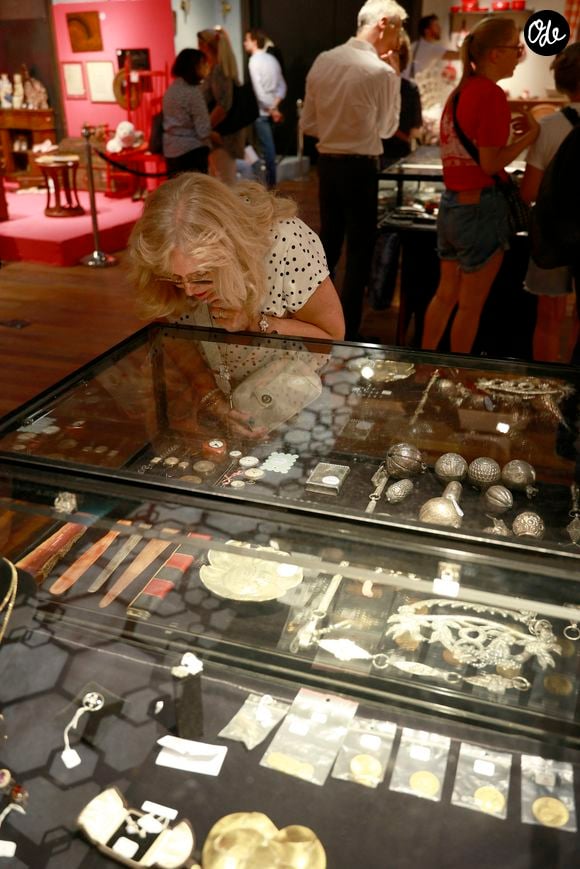 Au milieu de ce catalogue impressionnant, un bijou d'exception a enregistré l'enchère la plus haute.

Les effets personnels de Brigitte Bardot sont exposés au public avant leur vente aux enchères le 21 septembre 2026 à l’Hôtel Drouot à Paris.

 © Christophe Aubert/Bestimage
