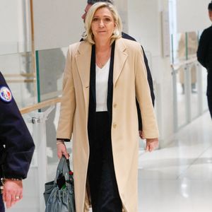C'est par le biais de la presse qu'elle a été mise au courant 
L’ex-présidente du parti d'extrême droite français Rassemblement national (RN) Marine Le Pen arrive au palais de justice de Paris pour son procès pour soupçons de détournement de fonds publics européens, à Paris, le 18 novembre 2024. © Christophe Clovis/Bestimage