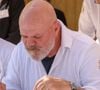 Le chef est intervenu après avoir vu une serveuse fondre en larmes.

Philippe Etchebest - Les Chefs à Saint-Tropez fêtent les producteurs 2026 avec un concours de Pâtisserie" La Tropézienne" sur la place des Lices à Saint-Tropez, le 2 mai 2026. 
© Jean-Marc Lhomer / Bestimage