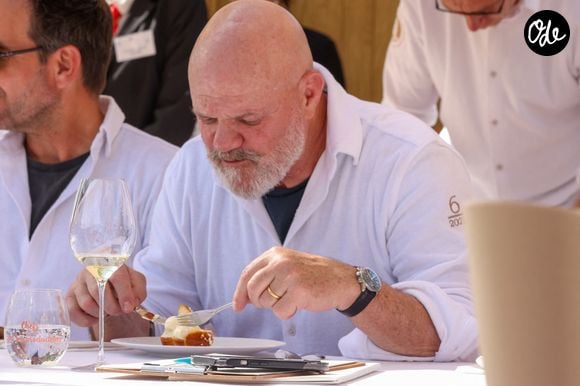 Le chef est intervenu après avoir vu une serveuse fondre en larmes.

Philippe Etchebest - Les Chefs à Saint-Tropez fêtent les producteurs 2026 avec un concours de Pâtisserie" La Tropézienne" sur la place des Lices à Saint-Tropez, le 2 mai 2026. 
© Jean-Marc Lhomer / Bestimage