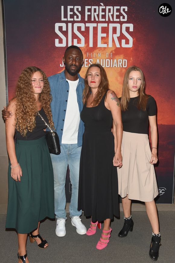 Gina Jimenez est entourée de personnalités importantes dans le milieu du cinéma, que ce soit ses parents ou bien son beau-père qui, de son côté, est à la tête d’une famille recomposée dans laquelle il a su trouver son bonheur, et ça se voit.

Barbara Rocher (fille de Karole Roche, Karole Rocher et son compagnon Thomas Ngijol, Gina Rocher (fille de Karole Rocher) - Avant-première du film "Les frères sisters" au cinéma l'UGC Normandie à Paris le 11 septembre 2018. © Coadic Guirec/Bestimage
