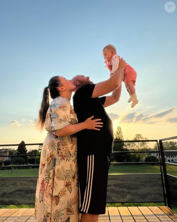 A quelques semaines de l'arrivée du bébé, Lucile s'apprête à prendre une grande décision.

Lucile et Jérôme de "L'amour est dans le pré", couple uni