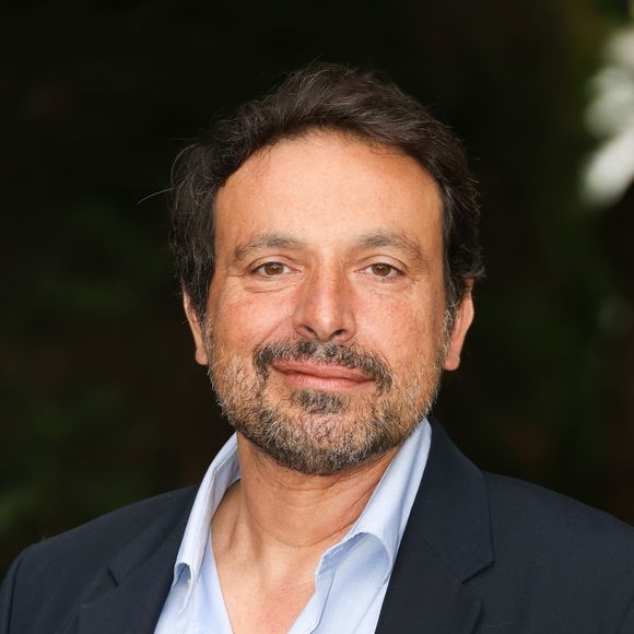 Le dimanche 15 mars 2026, Bruno Salomone s'en est allé à l'âge de 55 ans des suites d'un cancer.

Bruno Salomone au photocall du film "Dans L'Ombre de Marlow" lors de la 17ème édition du Festival du Film Francophone de Angoulême, le 28 août 2024.

Photo : Coadic Guirec / Bestimage