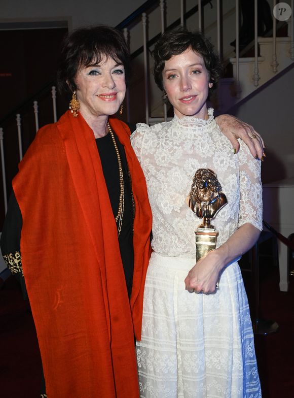 Anny Duperey et sa fille Sara Giraudeau (Molière de la comédienne - Théâtre public) - Les lauréats de la 34ème cérémonie des Molières au théâtre de Paris le 24 avril 2023. © Coadic Guirec / Bestimage