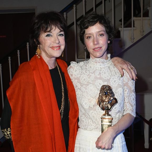 Anny Duperey et sa fille Sara Giraudeau (Molière de la comédienne - Théâtre public) - Les lauréats de la 34ème cérémonie des Molières au théâtre de Paris le 24 avril 2023. © Coadic Guirec / Bestimage