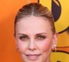 L’actrice sud-africaine a expliqué avoir découvert une nouvelle liberté sexuelle dans la quarantaine, après seulement trois expériences similaires dans sa vie.
Universal City, Californie — Le projet d’aide en Afrique de Charlize Theron (CTAOP) a organisé sa dynamique fête de quartier 2025 dans les studios Universal Backlot à Los Angeles. Backgrid USA / Bestimage