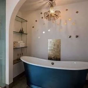 Puis vendue pour 6,5 millions d'euros environ en 2021 à la fille de Mick Jagger, Lizzy.

Lady Gaga vend sa maison de Los Angeles à Elizabeth Lizzy Jagger pour 6,5 millions de dollars. Anciennement acquise par F.Zappa, la propriété, composée de six chambres et cinq salles de bains, avait été achetée environ 5,3 millions de dollars par la chanteuse et actrice en 2016. Le 19 novembre 2021.
Backgrid UK/ Bestimage