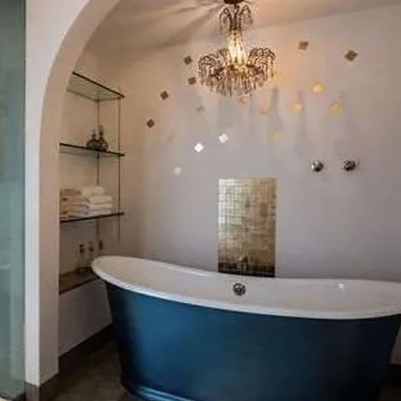 Puis vendue pour 6,5 millions d'euros environ en 2021 à la fille de Mick Jagger, Lizzy.

Lady Gaga vend sa maison de Los Angeles à Elizabeth Lizzy Jagger pour 6,5 millions de dollars. Anciennement acquise par F.Zappa, la propriété, composée de six chambres et cinq salles de bains, avait été achetée environ 5,3 millions de dollars par la chanteuse et actrice en 2016. Le 19 novembre 2021.
Backgrid UK/ Bestimage