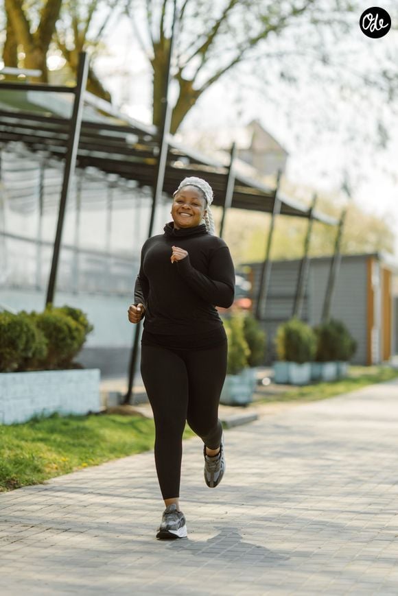 L'autre pilier de cette routine : le cardio en zone 2, un effort modéré que l'on peut maintenir tout en continuant à parler. Marche rapide, vélo ou natation peuvent convenir.

Pexels