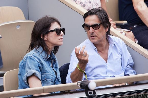 Yvan Attal et sa compagne Charlotte Gainsbourg - Célébrités en tribunes des Internationaux de France de tennis de Roland Garros 2023 à Paris le 11 juin 2023. © Jacovides-Moreau/Bestimage