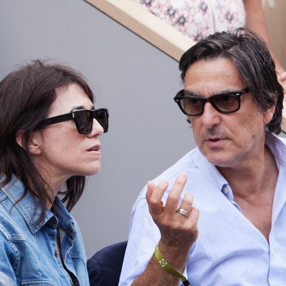 Yvan Attal et sa compagne Charlotte Gainsbourg - Célébrités en tribunes des Internationaux de France de tennis de Roland Garros 2023 à Paris le 11 juin 2023. © Jacovides-Moreau/Bestimage