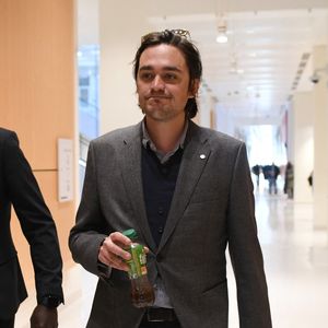 Alain-Fabien Delon arrive au tribunal correctionnel de Paris pour avoir enregistré et diffusé avec son frère Anthony Delon une conversation de leur sœur, Anouchka, avec leur père, le 5 janvier 2024, à l'époque où les désaccords de la fratrie concernant la santé d'Alain Delon, à Paris, France, le 17 mars 2026. Anthony Delon et Anouchka sont absents. © Clément Prioli/Bestimage