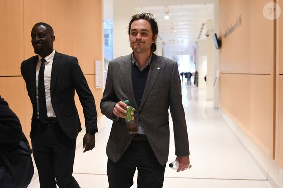 Alain-Fabien Delon arrive au tribunal correctionnel de Paris pour avoir enregistré et diffusé avec son frère Anthony Delon une conversation de leur sœur, Anouchka, avec leur père, le 5 janvier 2024, à l'époque où les désaccords de la fratrie concernant la santé d'Alain Delon, à Paris, France, le 17 mars 2026. Anthony Delon et Anouchka sont absents. © Clément Prioli/Bestimage