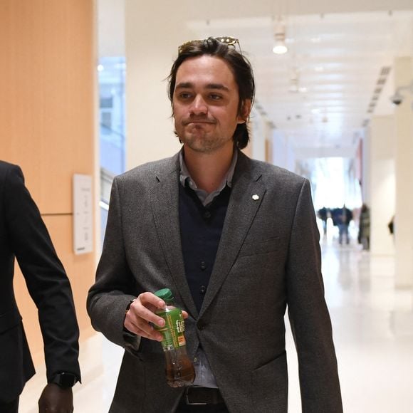 Alain-Fabien Delon arrive au tribunal correctionnel de Paris pour avoir enregistré et diffusé avec son frère Anthony Delon une conversation de leur sœur, Anouchka, avec leur père, le 5 janvier 2024, à l'époque où les désaccords de la fratrie concernant la santé d'Alain Delon, à Paris, France, le 17 mars 2026. Anthony Delon et Anouchka sont absents. © Clément Prioli/Bestimage