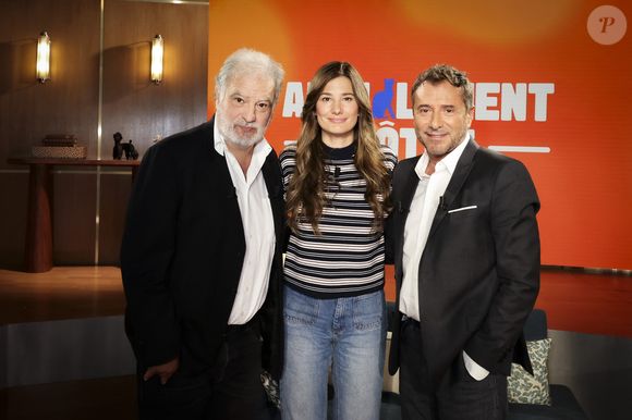 Actrice et autrice, elle mène une vie paisible à la campagne, entourée de ses fidèles compagnons. 

Exclusif - Alice Pol, sur plateau de la nouvelle émission "Animalement Vôtre" présentée par Bernard Montiel et diffusée le 9 novembre sur France 3, à Paris, France, le 13 octobre 2025. © Jack Tribeca/Bestimage