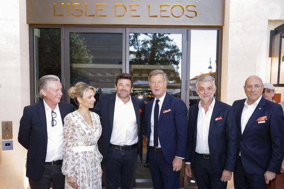 Exclusif -  Jean-Philippe Nuel (Architecte d’intérieur), Maud Bailly (Directrice générale Sofitel, MGallery & Emblems), Sébastien Bazin (PDG du groupe Accor), Patrick Bruel, Pierre Gonzalvez (Maire de l’Isle sur la Sorgue), Emmanuel Borla (Directeur de l’hôtel) - Patrick Bruel inaugure son hôtel cinq étoiles "L'Isle de Leos MGallery" à L'Isle-sur-la-Sorgue, France, le 23 septembre 2025. 
 © Jack Tribeca / Bestimage