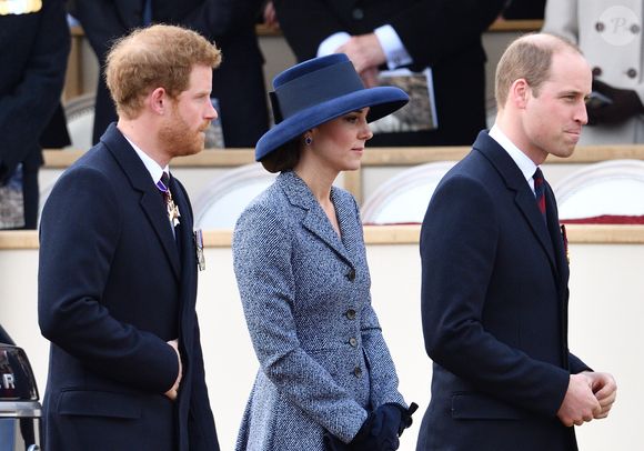 Le prince William, Kate Middleton et le prince Harry inaugurent un monument à la mémoire des forces armées et civiles qui ont servies pendant la guerre du golf et les conflits en Irak et Afghanistan à Londres, le 9 mars 2017.

Photo : Agence / Bestimage