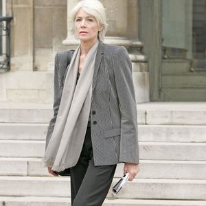 Qu'ils ont quittée sur un coup de tête de Françoise.

La chanteuse française Françoise Hardy quitte le Palais de l'Elysée à Paris, France, le 2 mai 2005, après que le Président Jacques Chirac ait prononcé un discours en faveur du "oui" à la Constitution européenne devant des centaines d'artistes et d'intellectuels lors de l'ouverture des "Rencontres pour l'Europe et la Culture" qui se sont déroulées sur deux jours. Photo par Laurent Zabulon/ABACA.