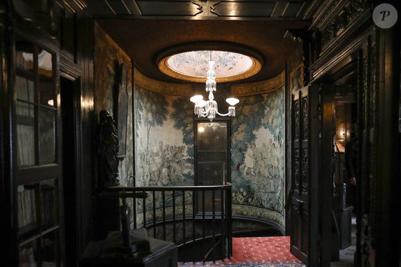 Il a acheté Hauteville House grâce aux revenus de son recueil Les Contemplations.

Illustration - La Maire de Paris, Anne Hidalgo inaugure aux côtés de François Pinault la Maison de Victor Hugo rénovée (propriété de la Ville de Paris) à Guernesey dans les îles Anglo-Normandes le 5 avril 2019. © Stéphane Lemouton / Bestimage
