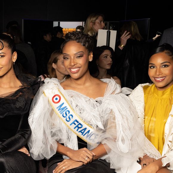 C’est une onde de choc qui traverse les coulisses du concours Miss France...

Angélique Angarni-Filopon (Miss France 2025), Iris Mittenaere, Flora Coquerel, Clémence Botino (Miss France 2020) - célébrités au défilé Yanina Couture lors de la Paris Fashion Week - Haute Couture Printemps / Ete, Paris. © Jeremy Melloul / Bestimage