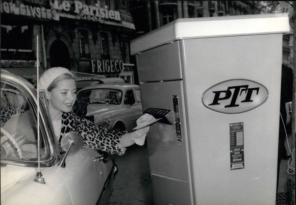 Alors que cette grande étoile du cinéma s’éteint, sa petite-fille Zoé Guillemaud est prête à poursuivre l’héritage avec brio dans le théâtre et le cinéma.  

Photo by © Keystone Press Agency/ZUMA Press Wire/ABACAPRESS.COM