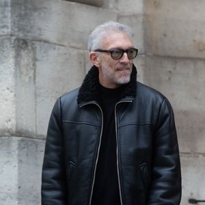 Pour cette collection, le designer américain Colm Dillane a collaboré avec l’artiste Daniel Wurtzel.

Vincent Cassel - Personnalités à la cérémonie en hommage à Tchéky Karyo dans l'église Saint Roch à Paris le 13 novembre 2025.
© Tiphaine Praud-Lebely / Bestimage