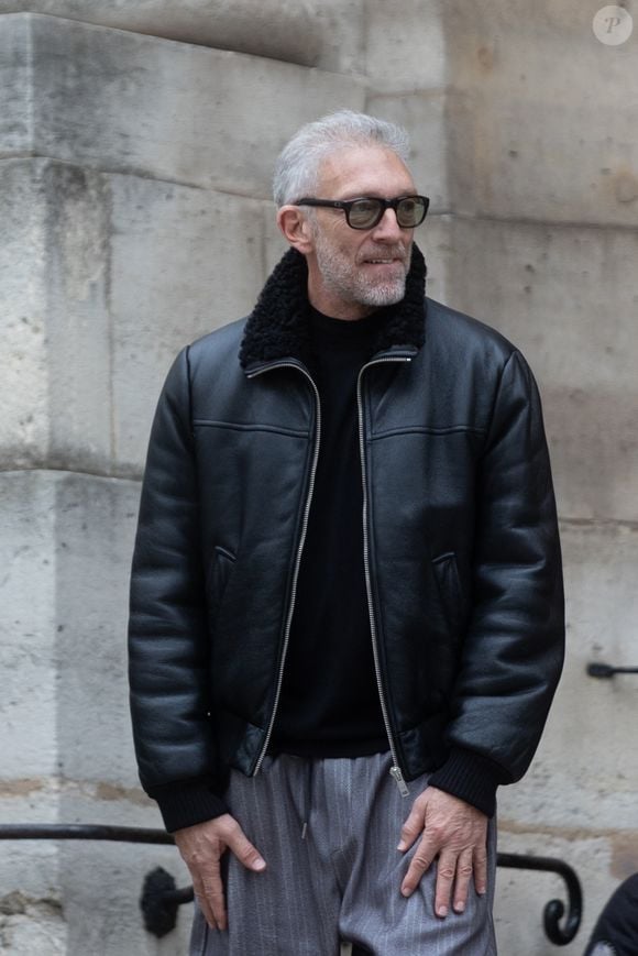 Pour cette collection, le designer américain Colm Dillane a collaboré avec l’artiste Daniel Wurtzel.

Vincent Cassel - Personnalités à la cérémonie en hommage à Tchéky Karyo dans l'église Saint Roch à Paris le 13 novembre 2025.
© Tiphaine Praud-Lebely / Bestimage