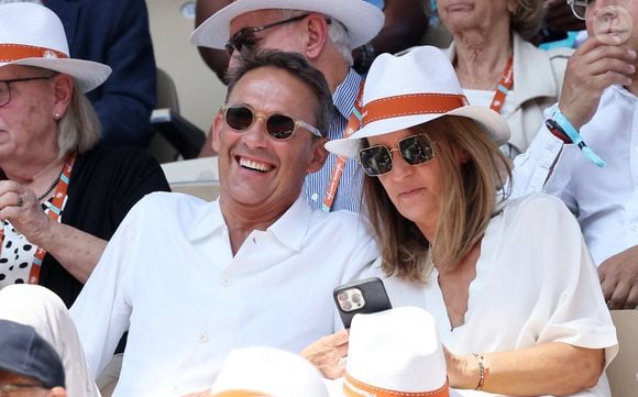 Julien Courbet et sa femme Catherine - Célébrités dans les tribunes des Internationaux de France de tennis de Roland Garros 2023 le 6 juin 2023. © Jacovides-Moreau/Bestimage