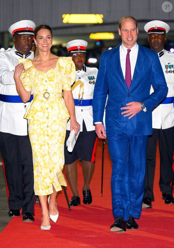Le prince William et Catherine (Kate) Middleton quittent les Bahamas depuis l'aéroport international Lynden Pindling. Ce départ marque la fin de leur tournée dans les Caraïbes, au nom de la reine pour célébrer son jubilé de platine. Le 26 mars 2022.
©Backgrid UK/ Bestimage
