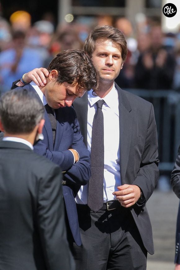 Giaccomo Belmondo, Alessandro et leur famille quittent les funérailles de Jean-Paul Belmondo, qui se sont déroulées à l'église Saint-Germain-des-Prés à Paris, en France, le 10 septembre 2021. Photo de Nasser Berzane/ABACAPRESS.COM