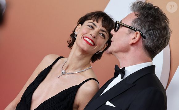 Bérénice Bejo (bijoux Tasaki, Bague Aurora, Boucles d'oreilles Nacreous, Bracelet danger horn plus ), Michel Hazanavicius  - Photocall de la 50ème édition de la cérémonie des César à l'Olympia à Paris, France, le 28 février 2025 © Dominique Jacovides - Olivier Borde / Bestimage