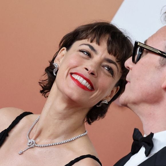 Bérénice Bejo (bijoux Tasaki, Bague Aurora, Boucles d'oreilles Nacreous, Bracelet danger horn plus ), Michel Hazanavicius  - Photocall de la 50ème édition de la cérémonie des César à l'Olympia à Paris, France, le 28 février 2025 © Dominique Jacovides - Olivier Borde / Bestimage