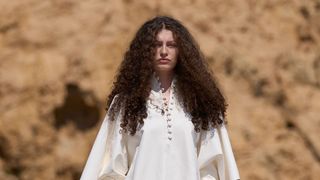Athena Accorsi, 16 ans, marche sur les traces de sa mère : la fille de Laetitia Casta a défilé pour une célèbre marque