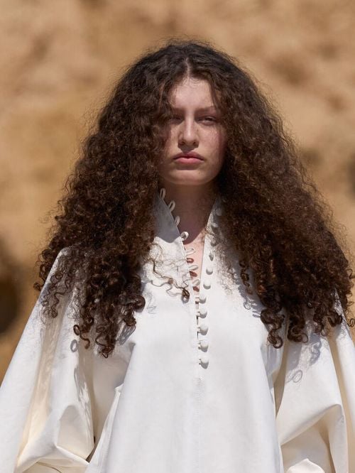Athena Accorsi, 16 ans, marche sur les traces de sa mère : la fille de Laetitia Casta a défilé pour une célèbre marque