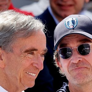 Il rappelle dans son billet que ses cinq enfants dirigent des maisons du groupe, forment des équipes, prennent des décisions ensemble et s’appellent le dimanche.

Bernard Arnault et Antoine Arnault - Célébrités dans les tribunes de la finale homme des Internationaux de France de Tennis de Roland Garros 2026 le 7 juin 2026. © Jacovides-Moreau/Bestimage