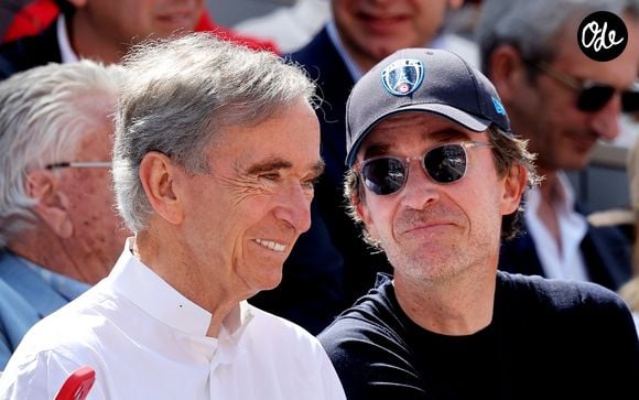 Il rappelle dans son billet que ses cinq enfants dirigent des maisons du groupe, forment des équipes, prennent des décisions ensemble et s’appellent le dimanche.

Bernard Arnault et Antoine Arnault - Célébrités dans les tribunes de la finale homme des Internationaux de France de Tennis de Roland Garros 2026 le 7 juin 2026. © Jacovides-Moreau/Bestimage