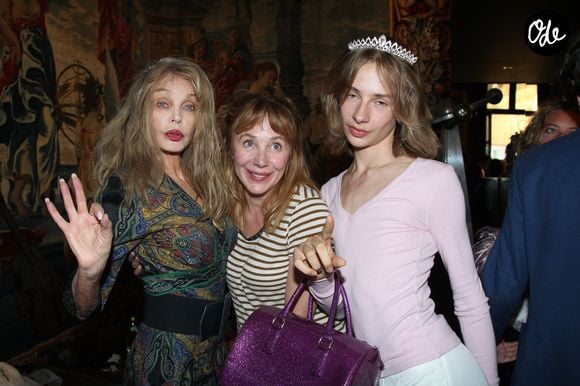 Arielle Dombasle, Julie Depardieu et son fils Billy Blanchard - Défilé Marie Beltrami au Serpent à Plumes à Paris le 22 septembre 2026. © Philippe Baldini/Bestimage