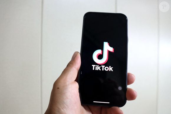 Le logo de TikTok est affiché sur un téléphone portable à Yichang, dans la province de Hubei, en Chine