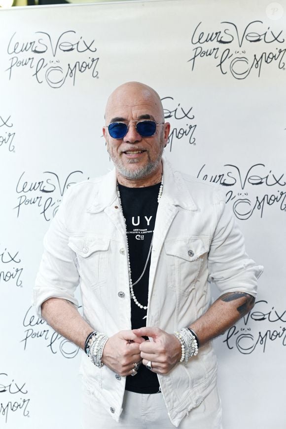 Exclusif - Pascal Obispo - Photocall lors du concert "Leurs voix pour l'espoir" diffusé le 5 juillet en prime sur C8, à l'Olympia à Paris le 11 mars 2024. © Bellak / Perusseau / Bestimage