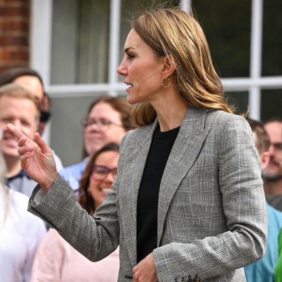 La Princesse de Galles, Kate Middleton, en visite à Marina Mill à Cuxton dans le Kent, une entreprise familiale britannique spécialisée dans la conception à la main et la sérigraphie de tissus d'ameublement, septembre 2025 @Backgrid UK/ Bestimage