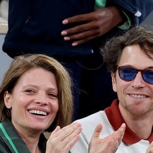 Mélanie Thierry et son compagnon le chanteur Raphaël dans les tribunes lors des Internationaux de France de Tennis de Roland Garros 2025, à Paris, France, le 4 juin 2025. © Jacovides-Moreau/Bestimage
